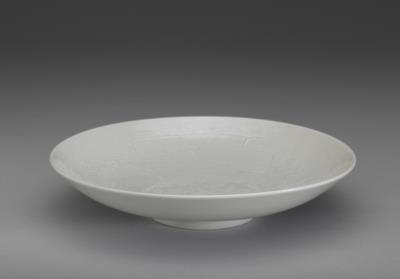 图片[3]-Dish with impressed floral pattern in white glaze, Qing dynasty (1644-1911)-China Archive